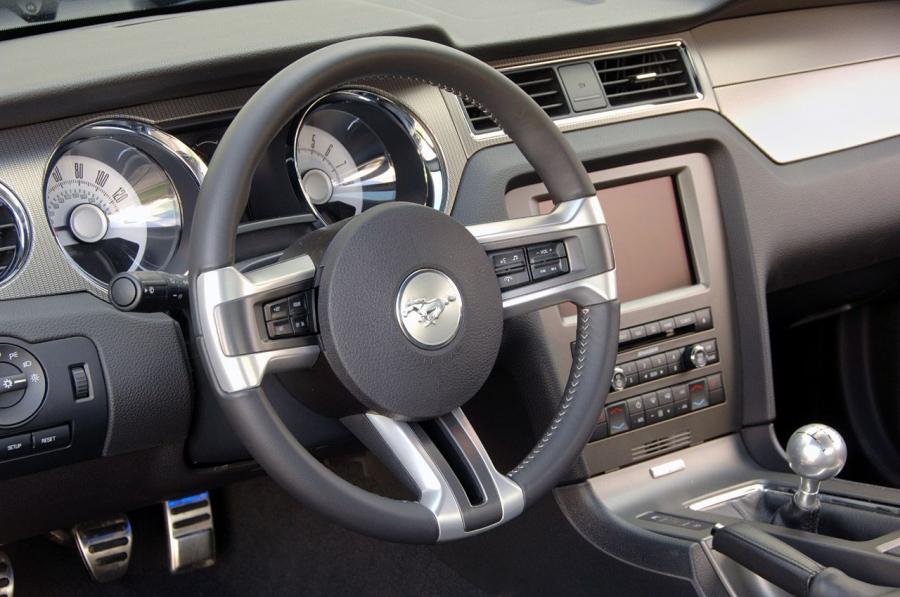  Ford Mustang GT 2010 года  (фото 31 из 213)